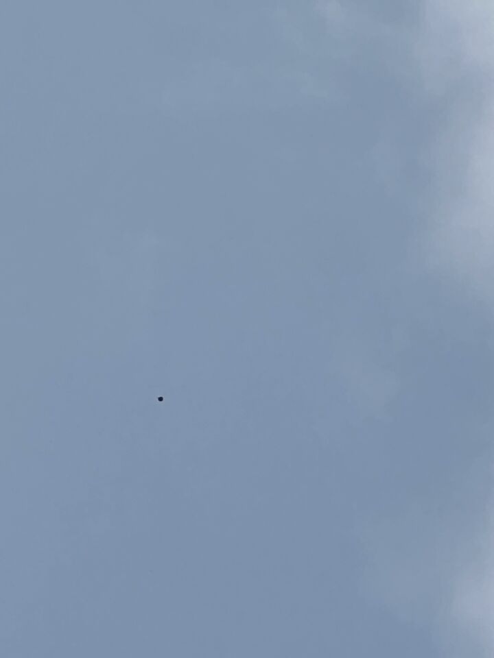 Zwarte bol eerst stilstaand en later verplaatste,  foto