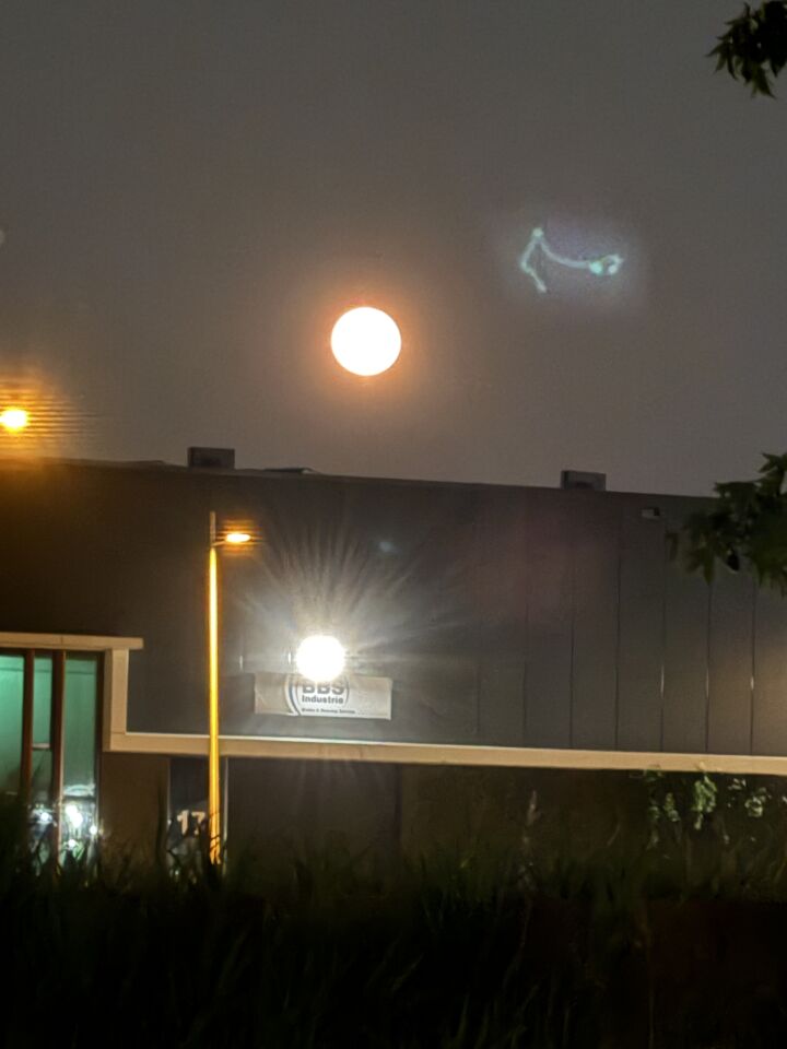 Snelle beweging in de lucht en opeens weg foto