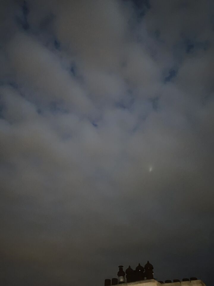 De UFO beweegt van links naar rechts en van boven naar beneden heen enweer foto