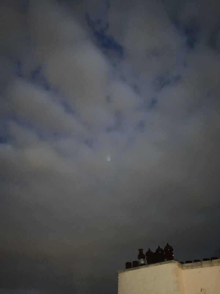 De UFO beweegt van links naar rechts en van boven naar beneden heen enweer foto