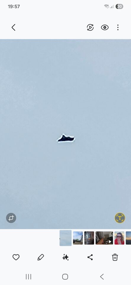 Zwarte driehoek vormig, vloog laag, klein object, geen geluid foto