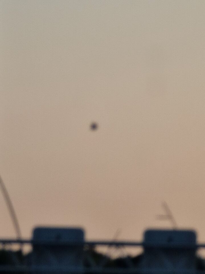 Zwarte 'bol' in de lucht Eindhoven ging te snel voor een luchtballon. foto