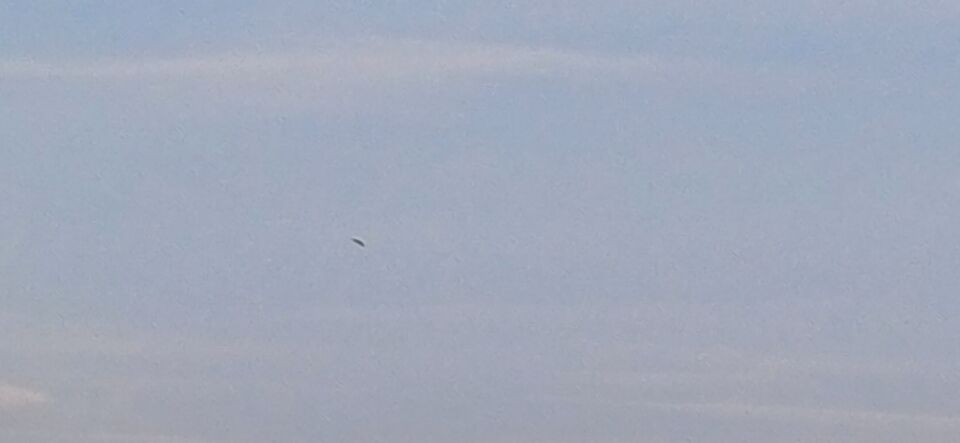 Stilstaande grote zwarte langwerpige vorm foto