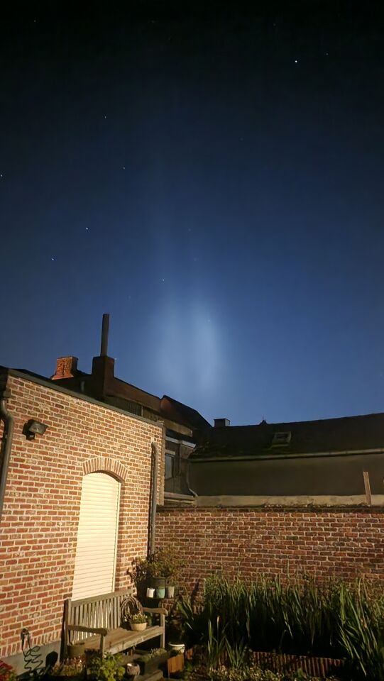 Bewegend lichtpunt met eigen wolk foto