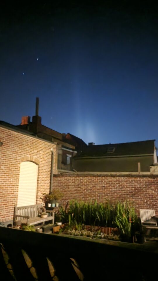 Bewegend lichtpunt met eigen wolk foto