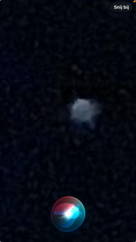 Helder lichtende bol van oost naar west in de nacht foto