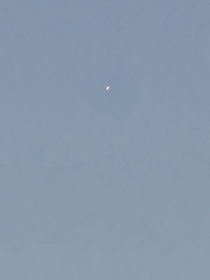 IK keek naar de lucht naar een vliegtuig toen ik daar vlakbij een heldere witte foto