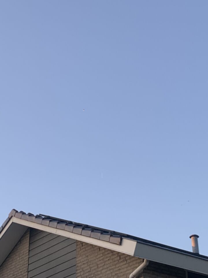Bol die in rechte lijn licht reflecteerd foto