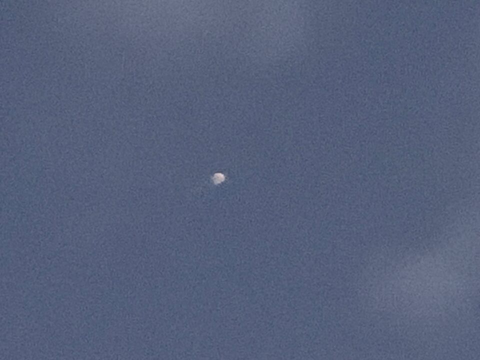 Ik zag een witte bol met iets zwart er boven, dat van zuiden afboog naar het oos foto