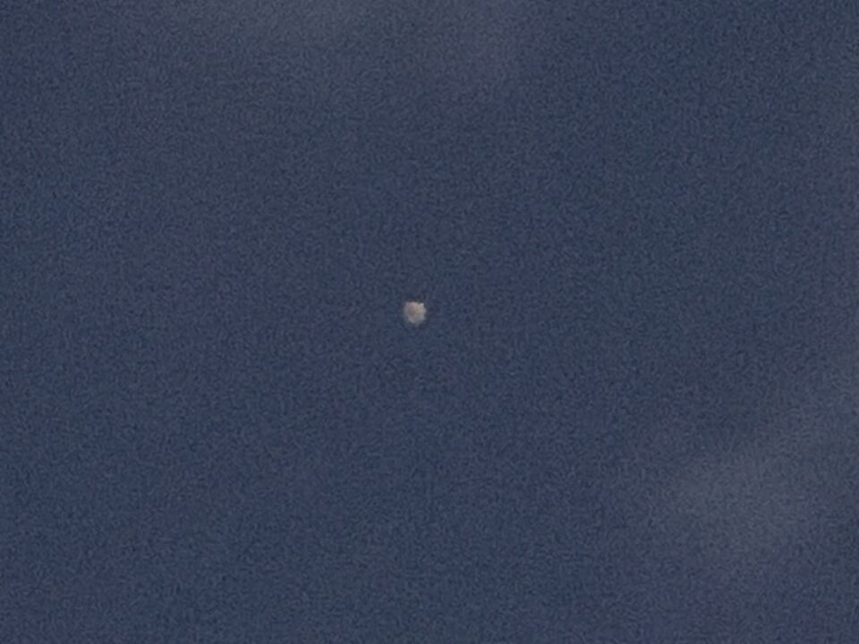 Ik zag een witte bol met iets zwart er boven, dat van zuiden afboog naar het oos foto