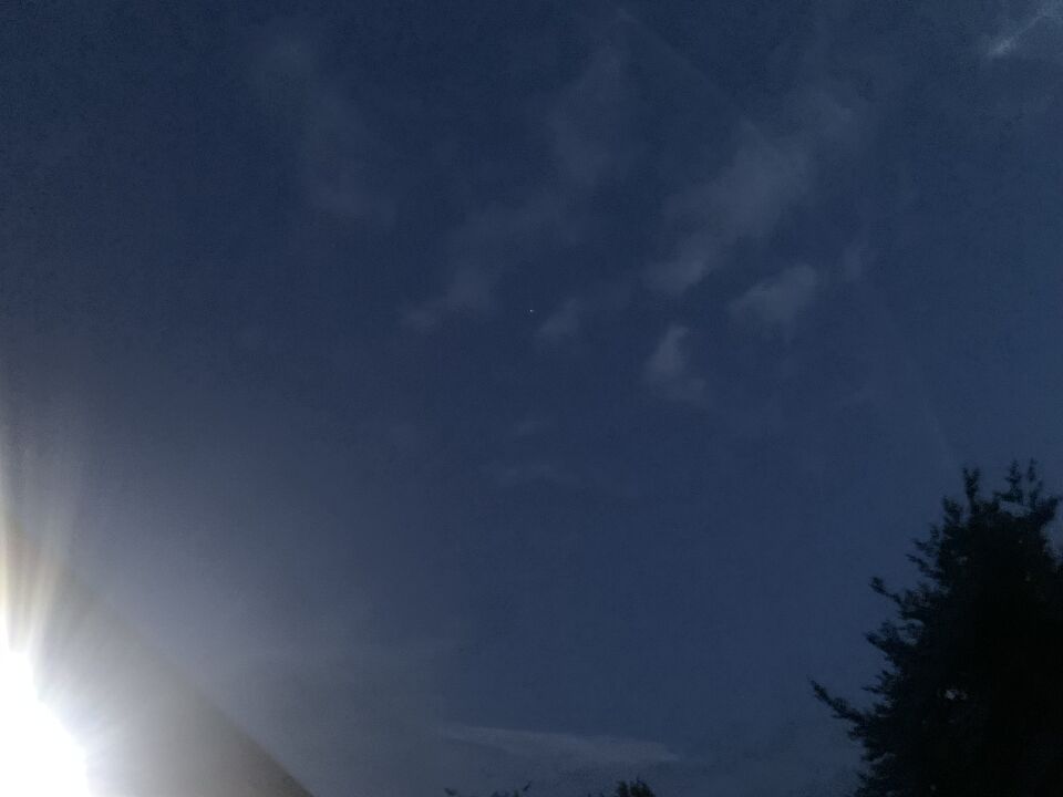 Ik zag een witte bol met iets zwart er boven, dat van zuiden afboog naar het oos foto
