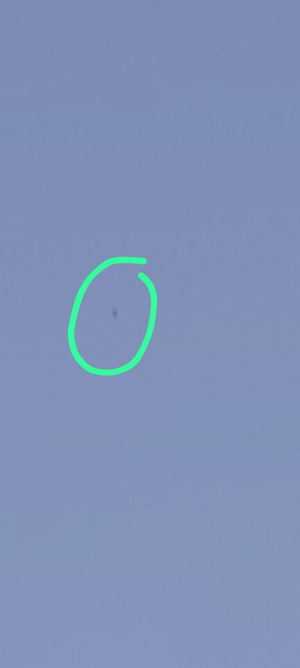 Langwerpig zwart object in de lucht foto