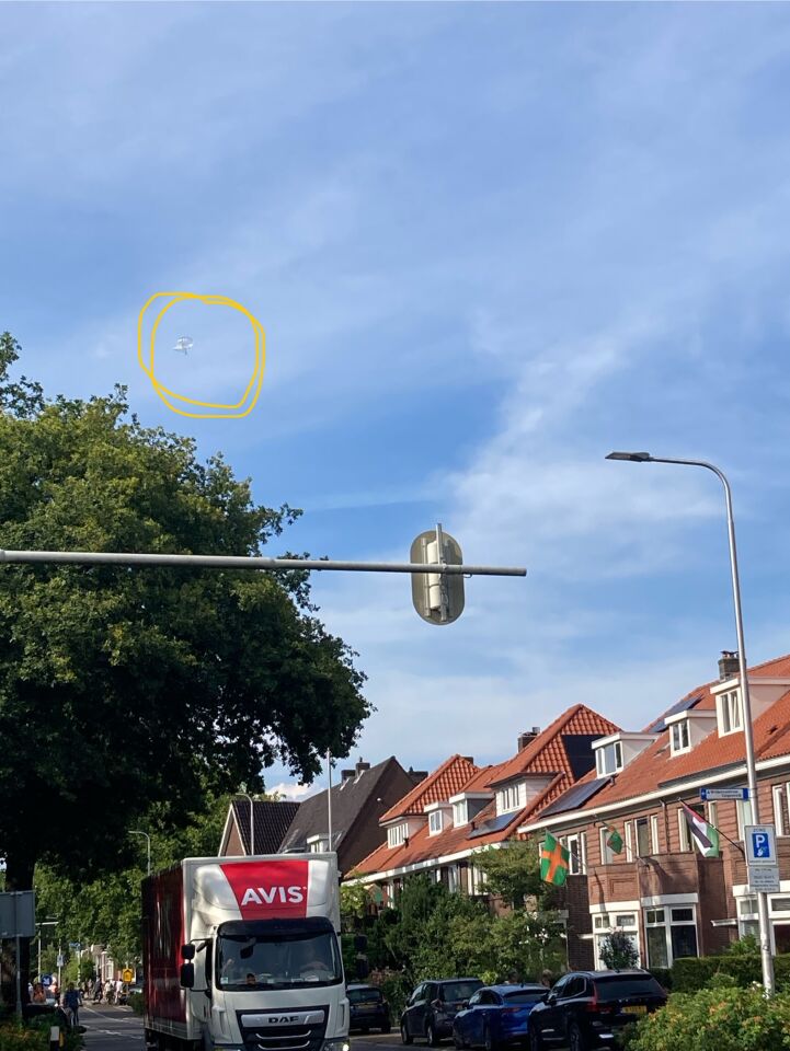 Transparante ovale bol, een glinstering trok mijn aandacht foto