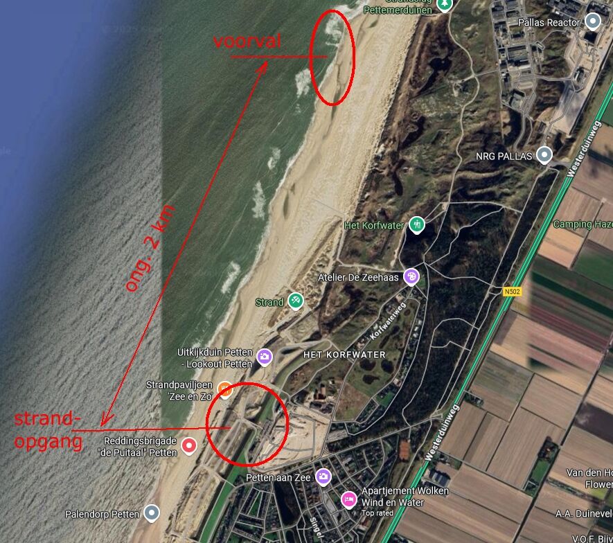 Nachtelijke waarneming op strand van Petten van oranje licht. foto