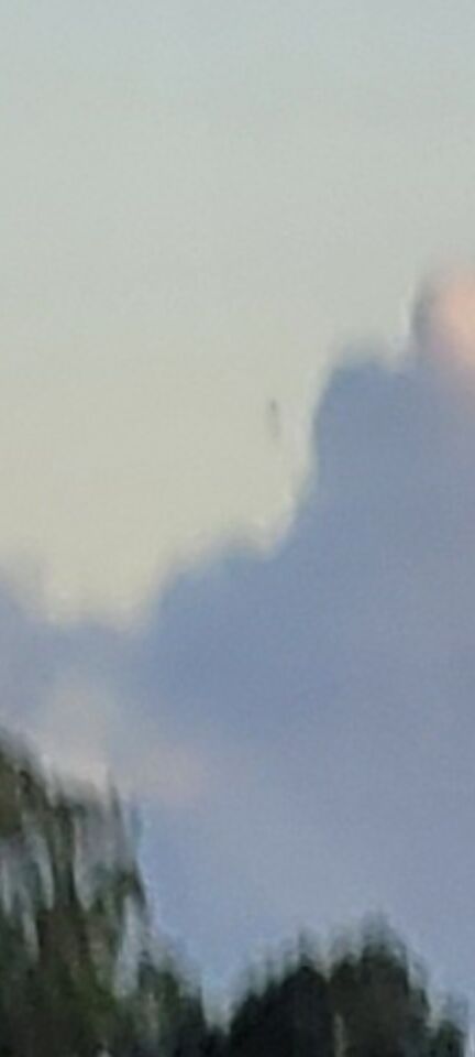Ronde bol(grijsachtig) tussen wolken foto