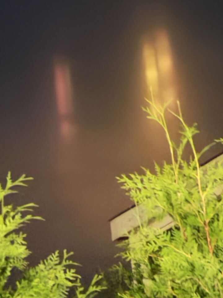 Licht stralen boven de wolken foto