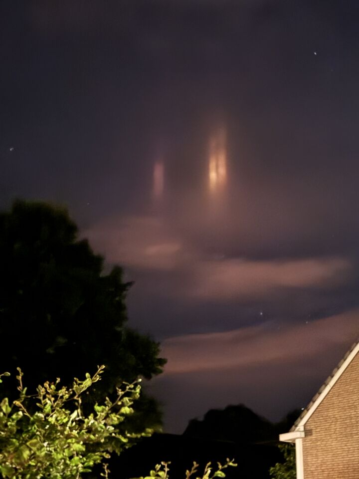 Licht stralen boven de wolken foto