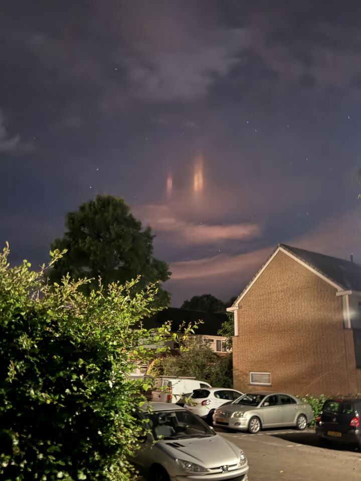 Licht stralen boven de wolken foto
