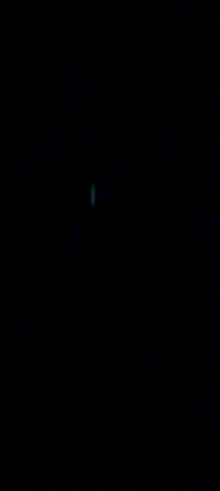 Langwerpig groot object met blauw licht aan de onderkant. Denk aan de onderkant foto