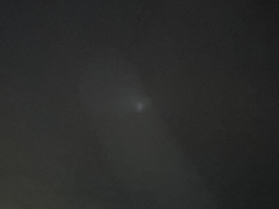 Licht achter bewolking? foto