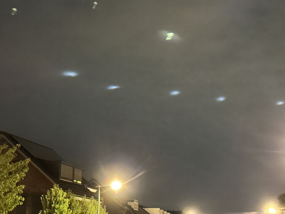 6 bewegende lichtpunten in de lucht die langzaam verplaatsen foto