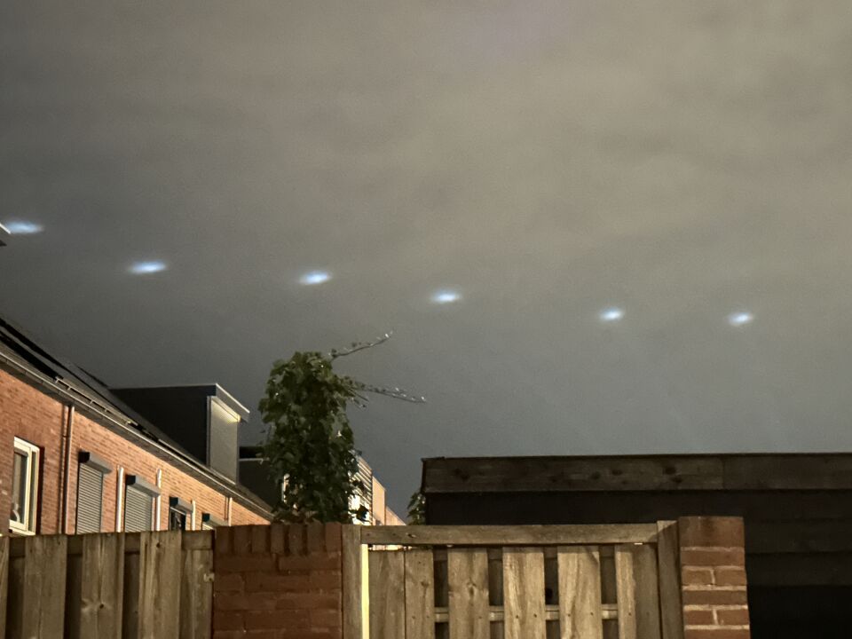 6 bewegende lichtpunten in de lucht die langzaam verplaatsen foto