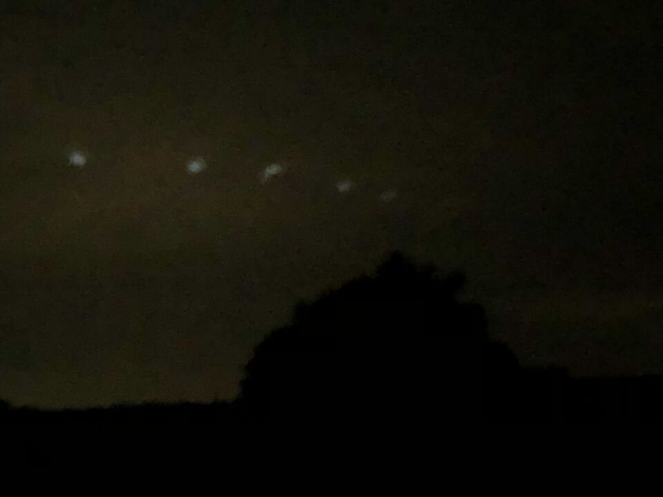 Meerdere lichtbollen in een donkere lucht foto