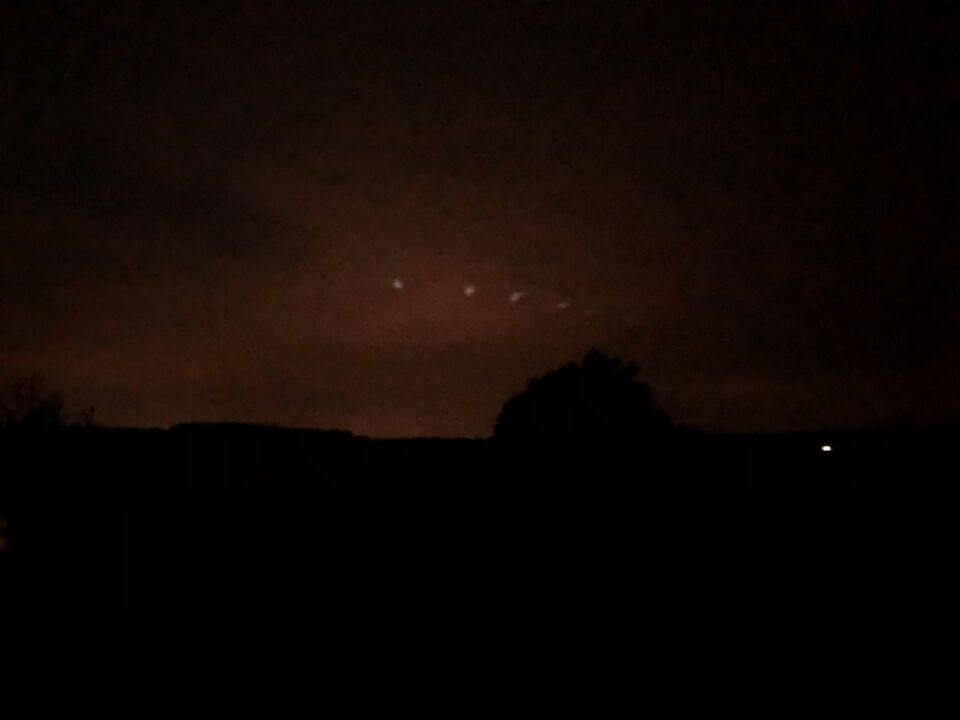 Meerdere lichtbollen in een donkere lucht foto