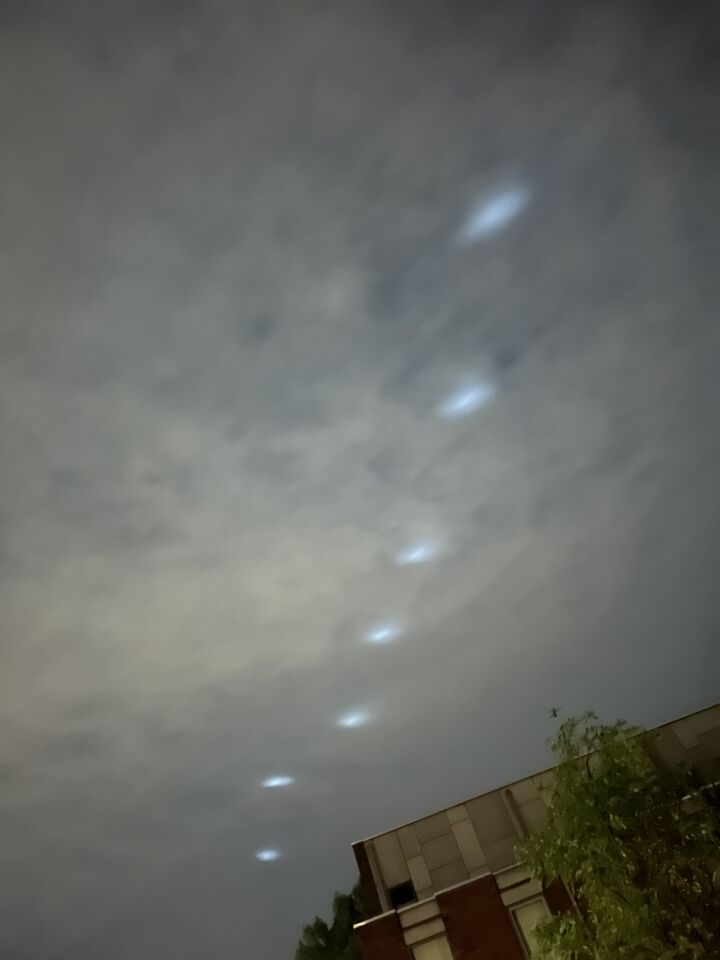 7 witte stilstaande lichten foto