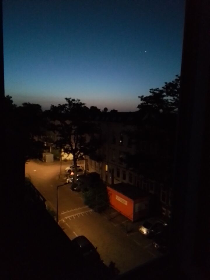 Klein drie lichtpunten en een grote die constant even ver van elkaar blijven foto