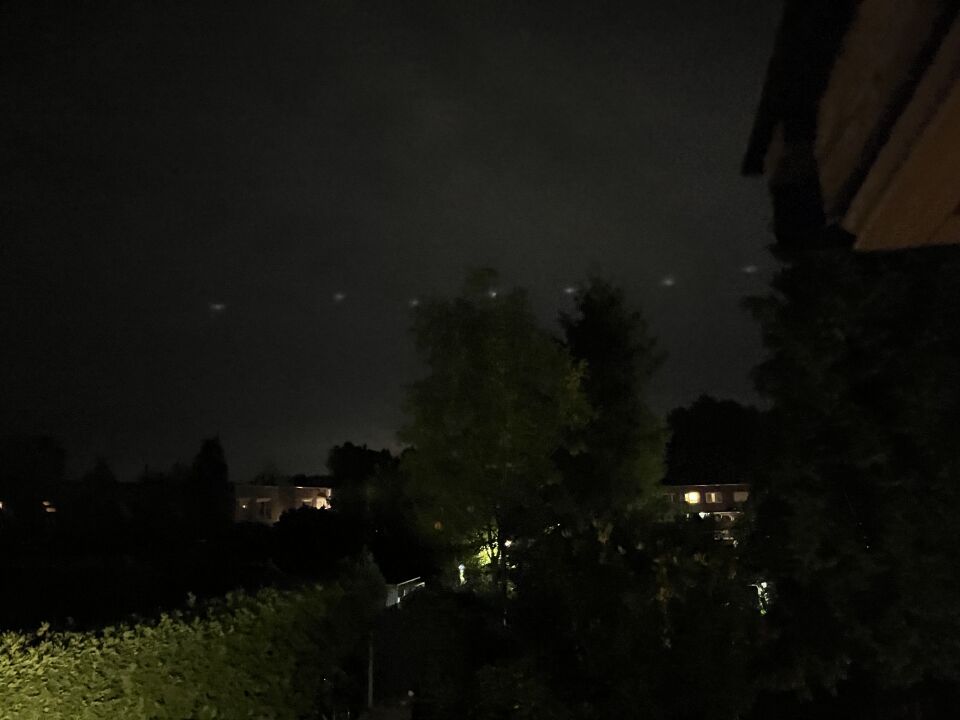 7 lichtbollen op een rij, die na enkele seconden plotseling weg waren. foto