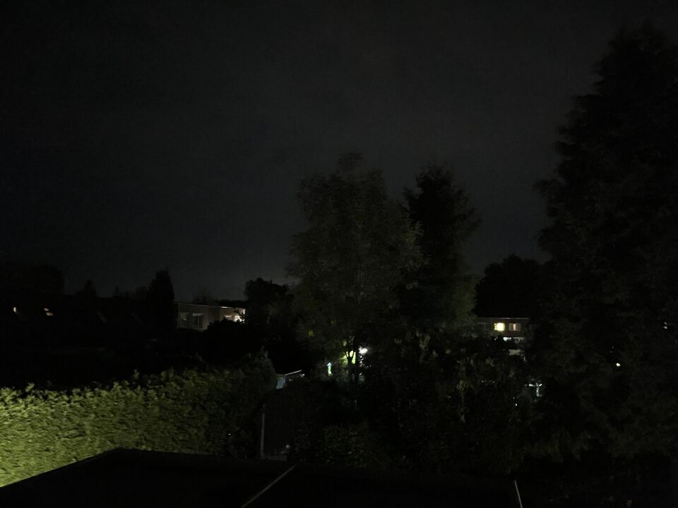 7 lichtbollen op een rij, die na enkele seconden plotseling weg waren. foto