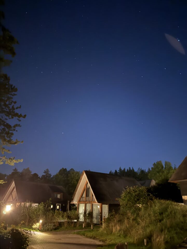 Witte schijf met blauw licht foto