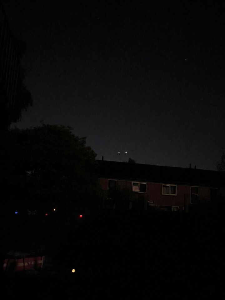 2 stilstaande lichtpunten 1groter dan andere foto