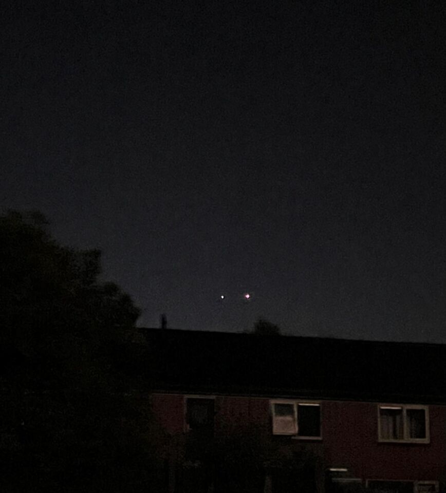 2 stilstaande lichtpunten 1groter dan andere foto