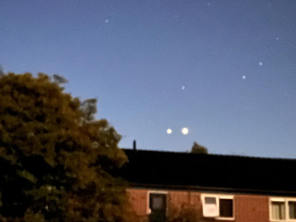 2 stilstaande lichtpunten 1groter dan andere foto