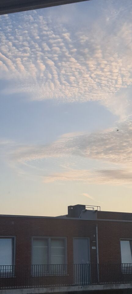 Ronde kring in wolk en schotelvormig object foto