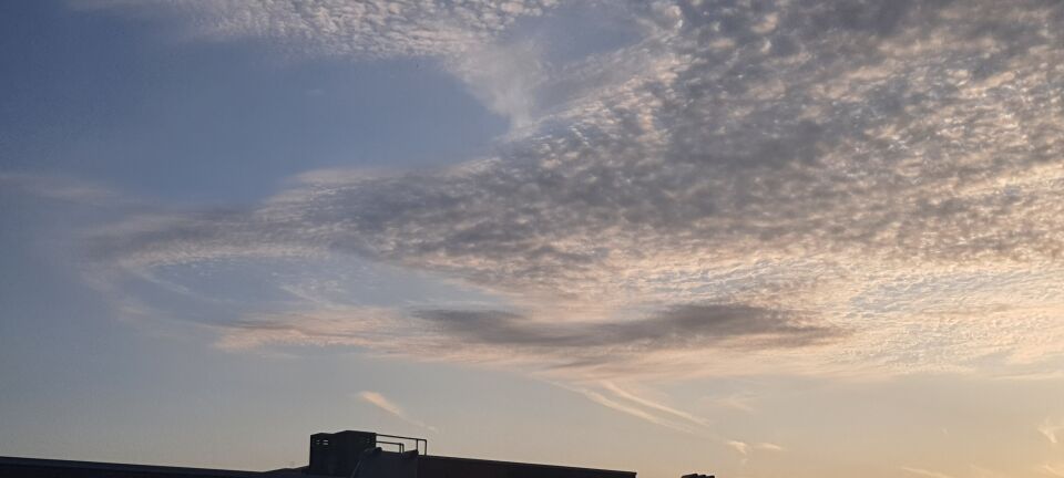 Ronde kring in wolk en schotelvormig object foto