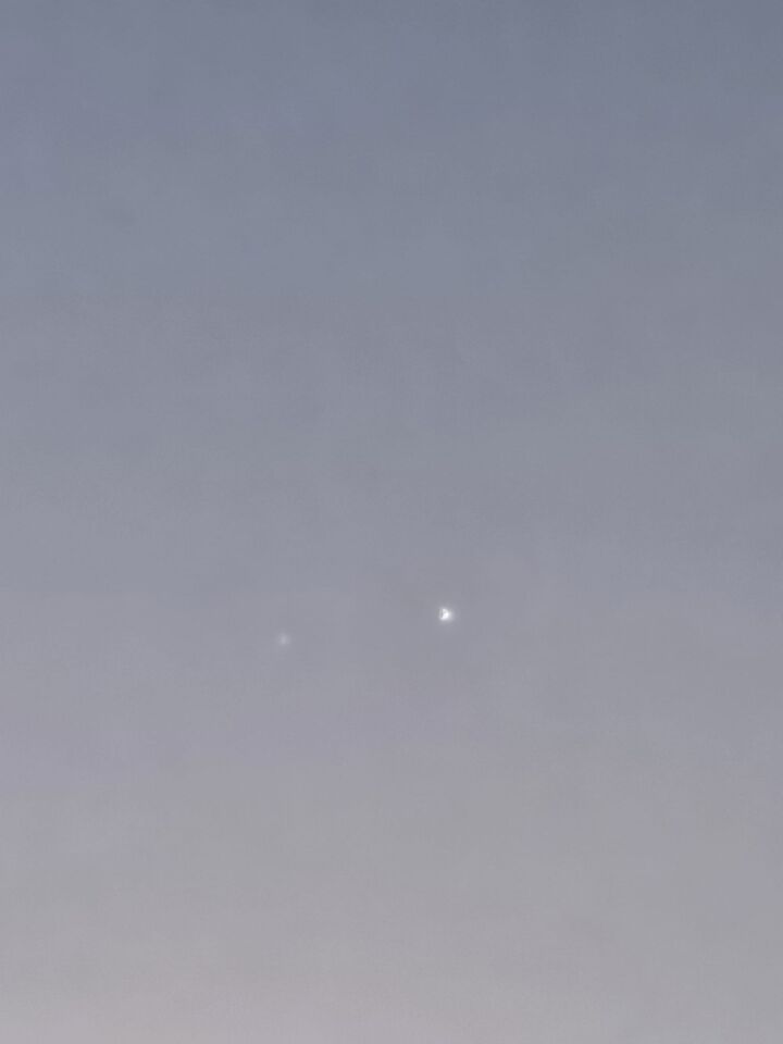 2 lichten in de lucht foto