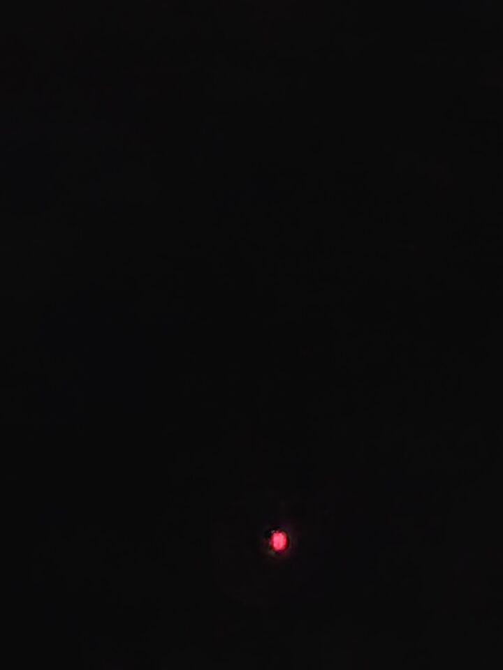 Rode felle lichtbol. Stationair ver in de lucht foto