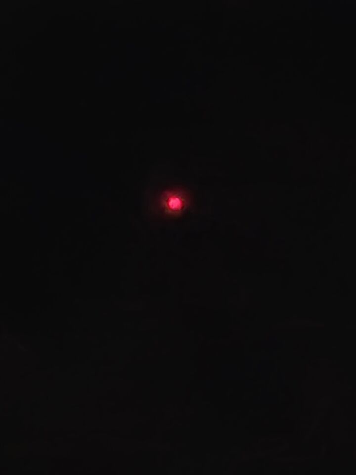 Rode felle lichtbol. Stationair ver in de lucht foto