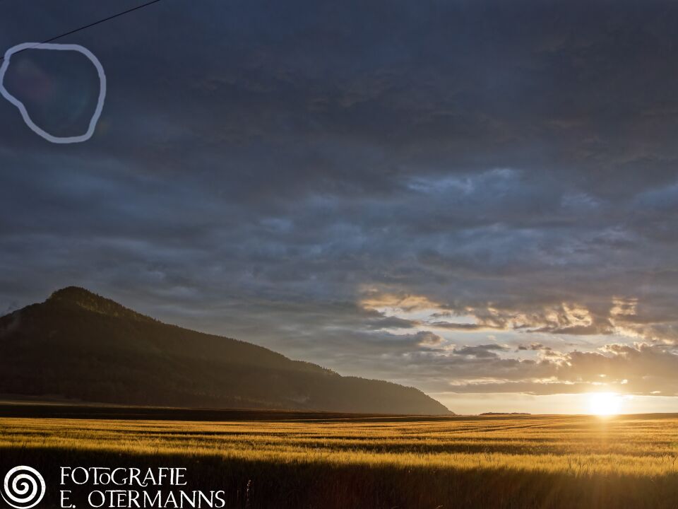 Op een foto gemaakt in Tsjechië ontdekte ik een raar licht fenomeen. foto