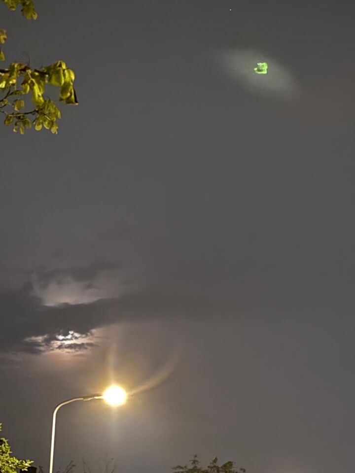 Felgroen gekleurde bolvormig licht foto