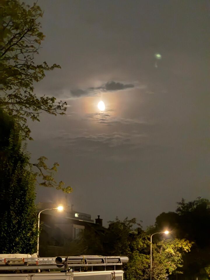 Felgroen gekleurde bolvormig licht foto