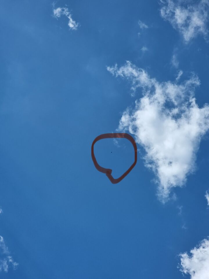 Zwarte bol die heel hoog in de lucht bewoog foto