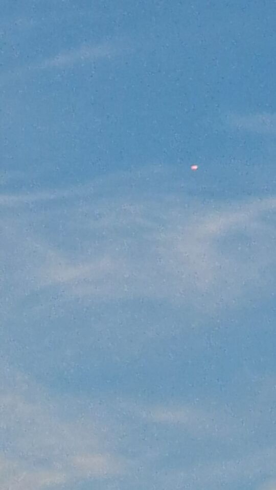 2min lang naar een UFO gekeken ging een beetje zigzaggend en daarna met volle sn foto