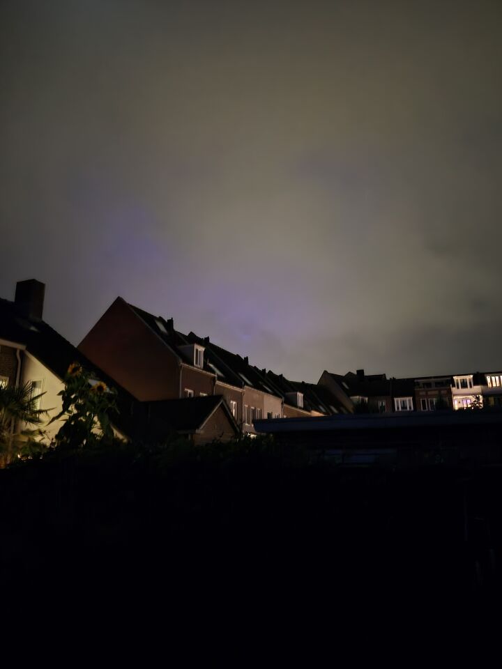 Een violet paarse bol met een lichtpaarse kring foto
