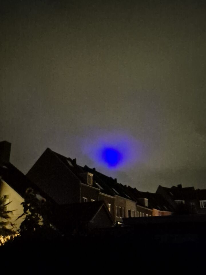 Een violet paarse bol met een lichtpaarse kring foto