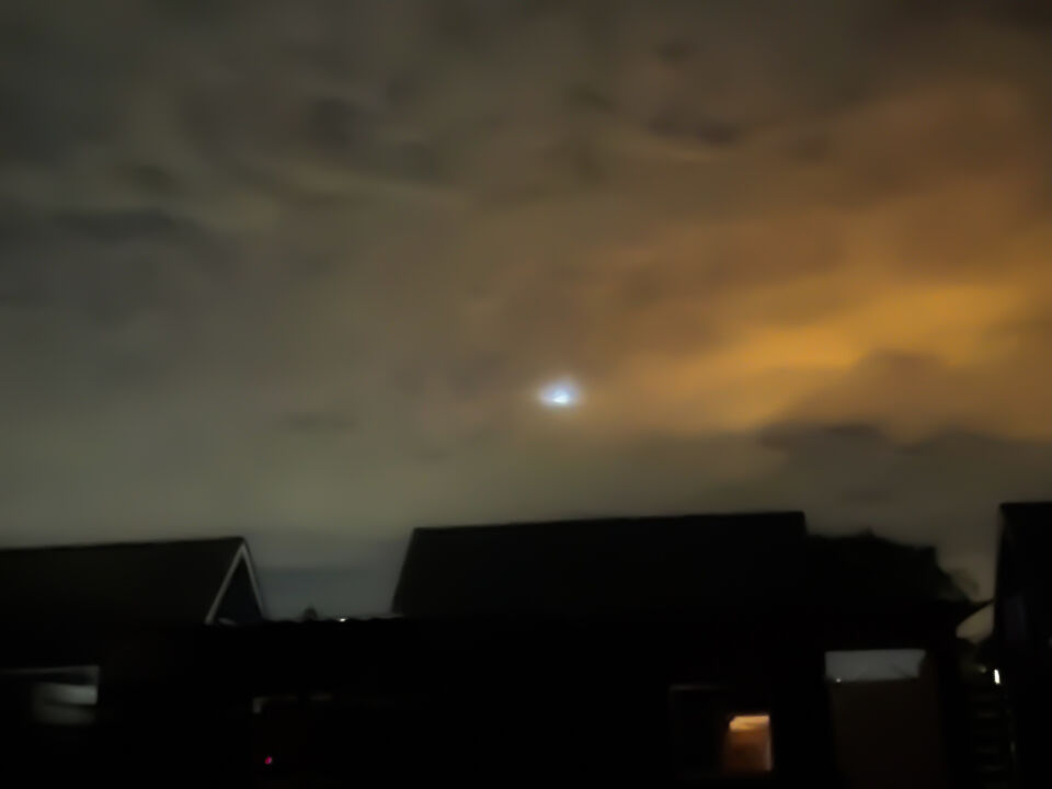 Lichtgevende objecten, 2 stuks. Duur ongeveer 5 minuten. 300 seconden. foto