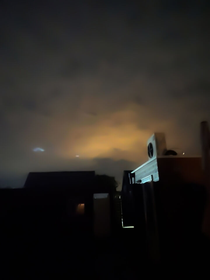 Lichtgevende objecten, 2 stuks. Duur ongeveer 5 minuten. 300 seconden. foto
